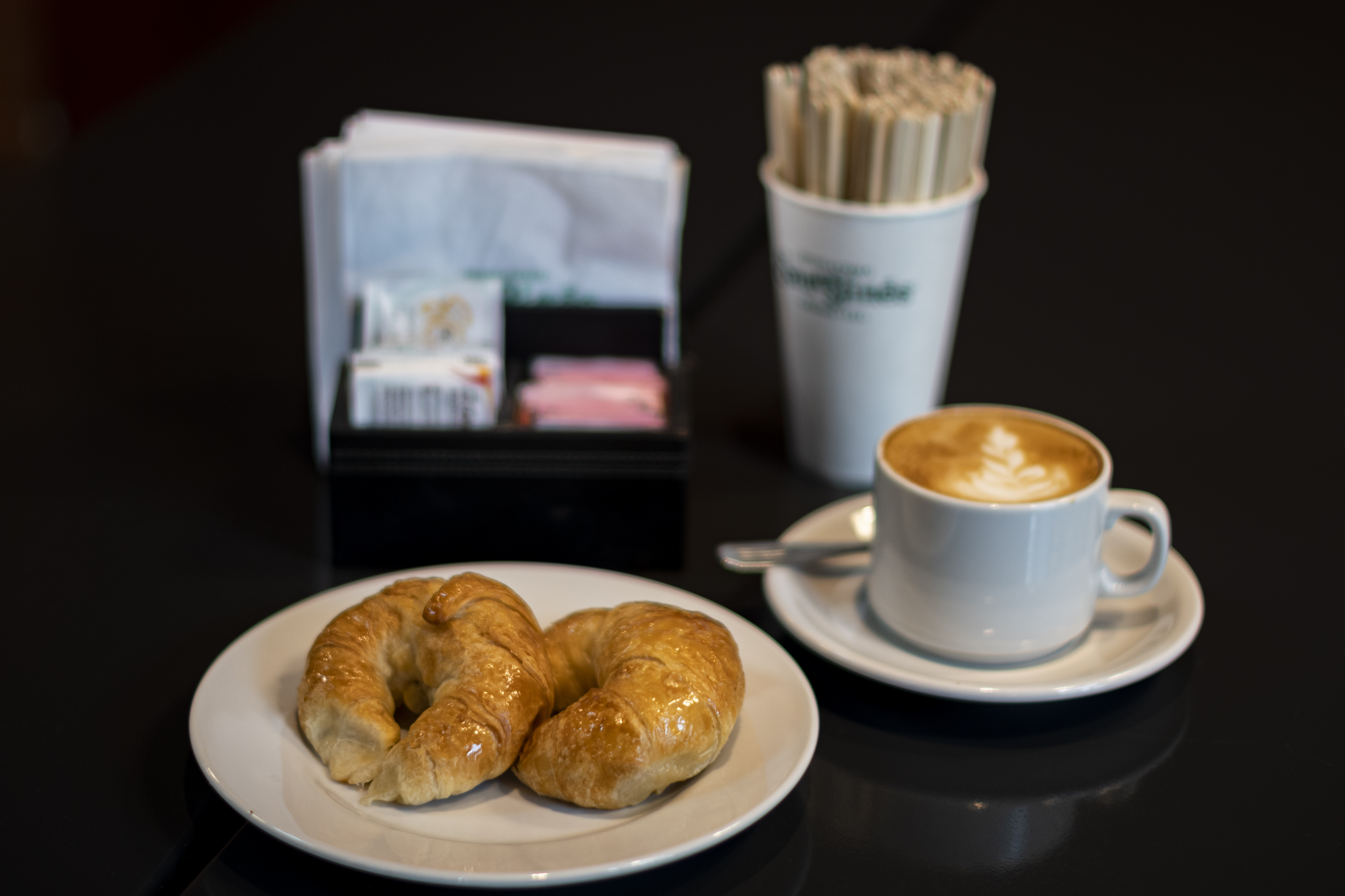 cafe con leche y medialunas