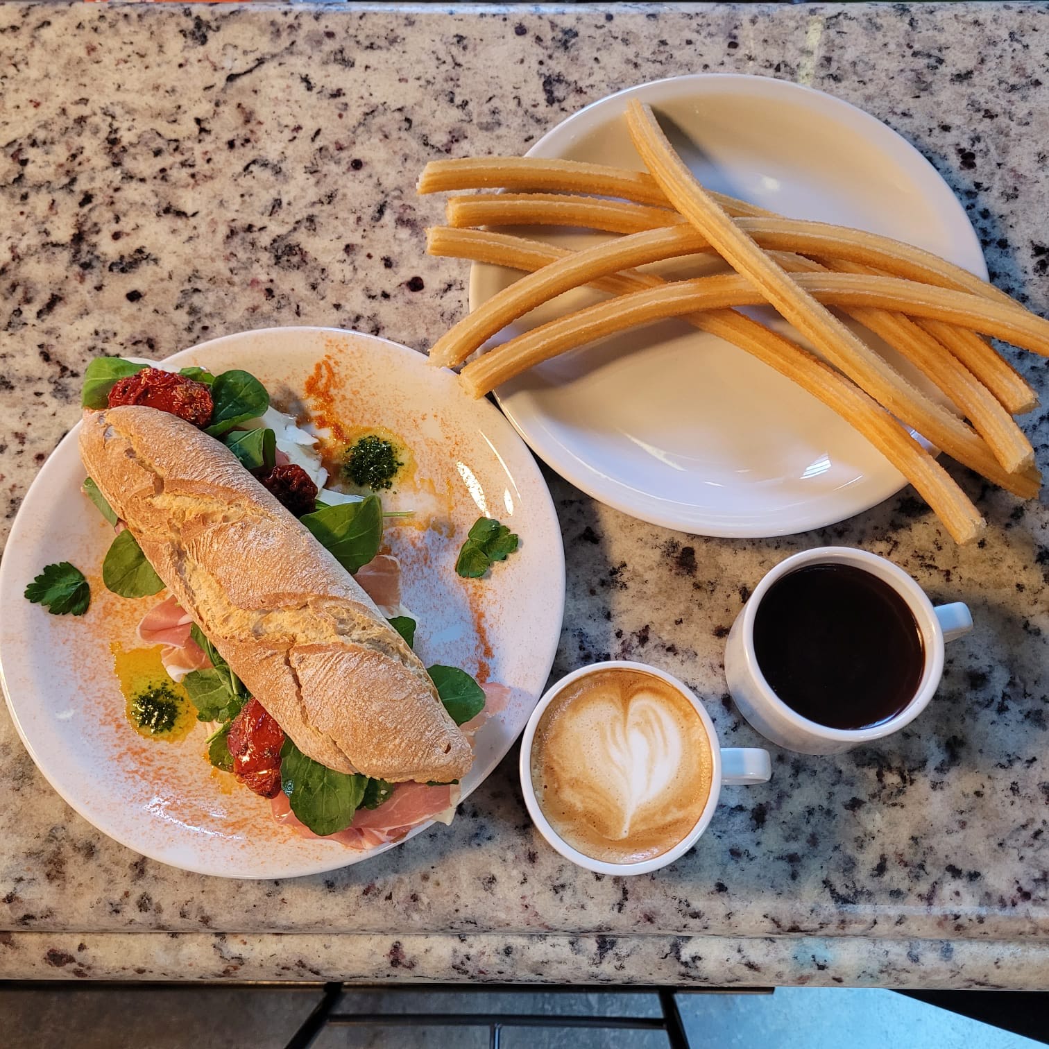 Bocata de jamón, churros, chocolate y café con leche