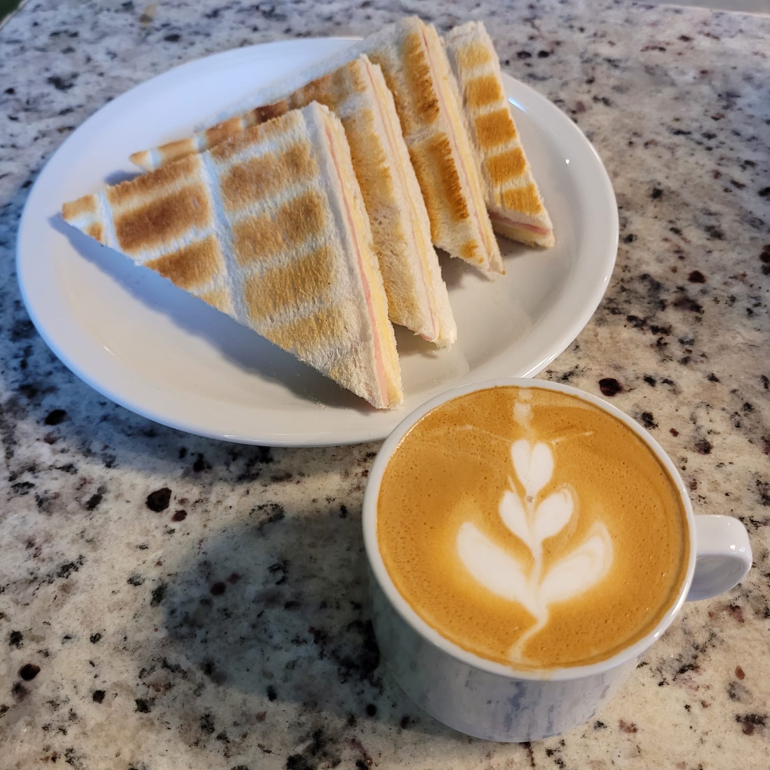 Café con leche y tostado de jamón y queso
