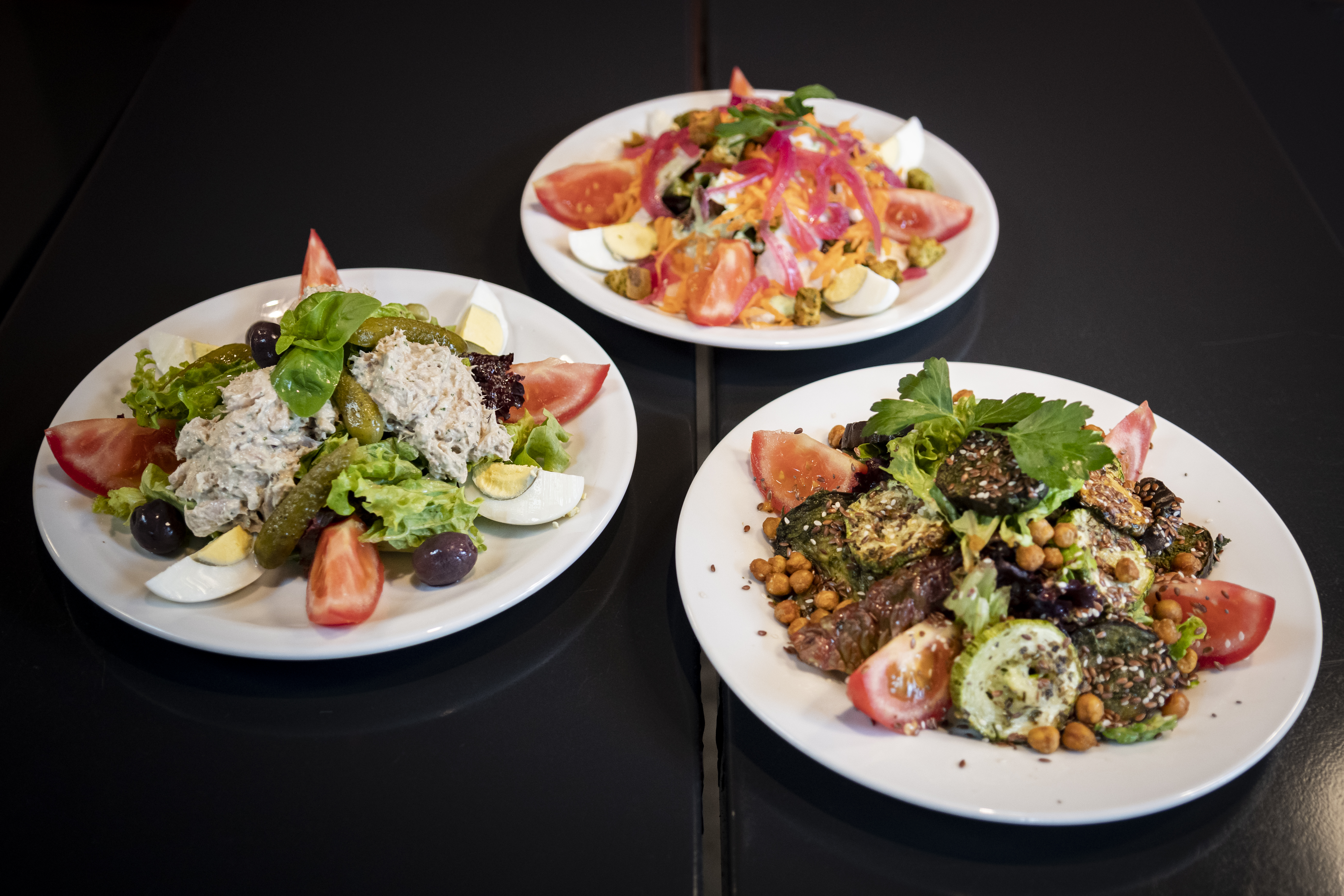 Ensalada vegetariana, ensalada de pollo y ensalada de atún