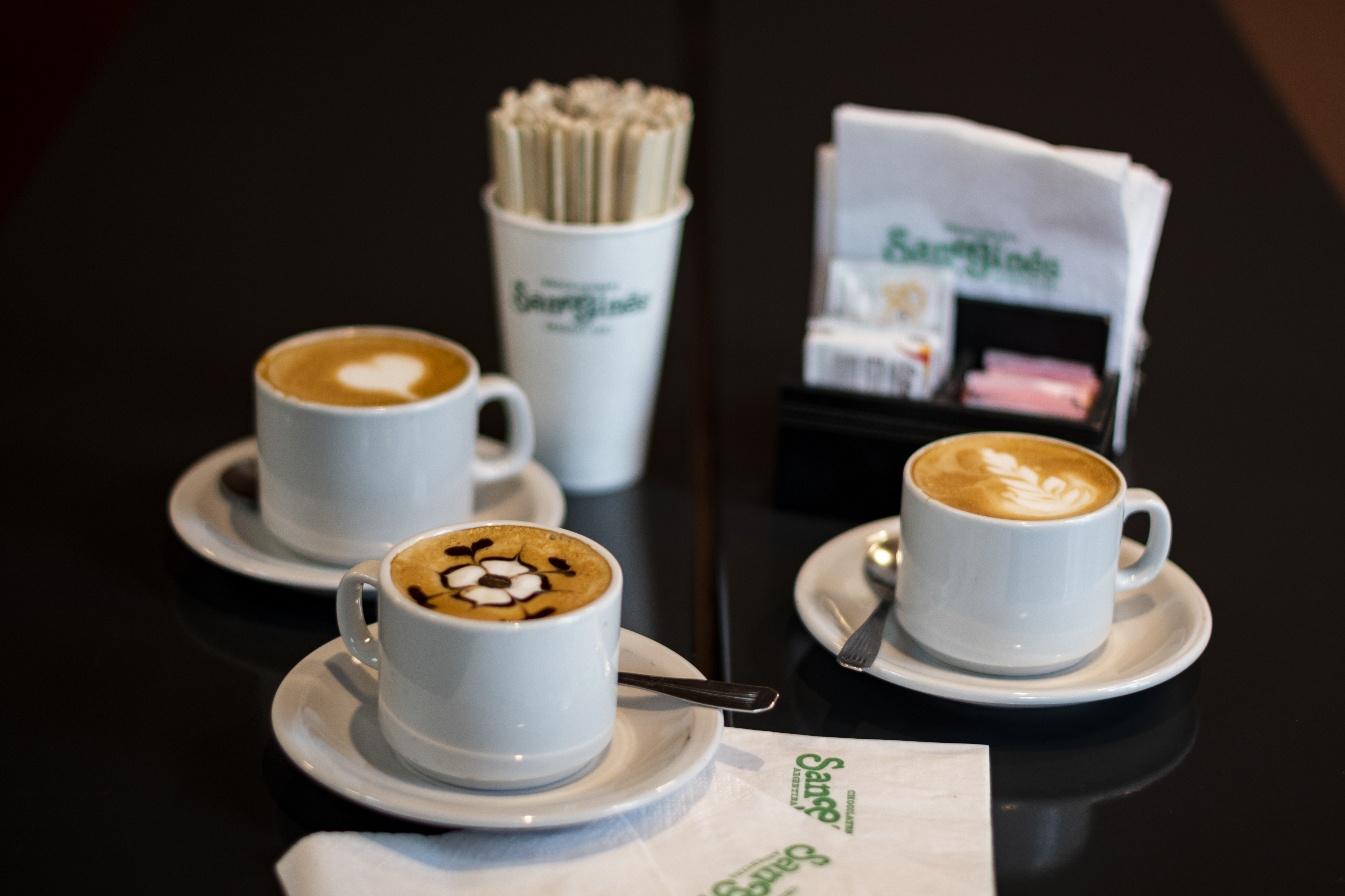 Varios Cafés con arte latte