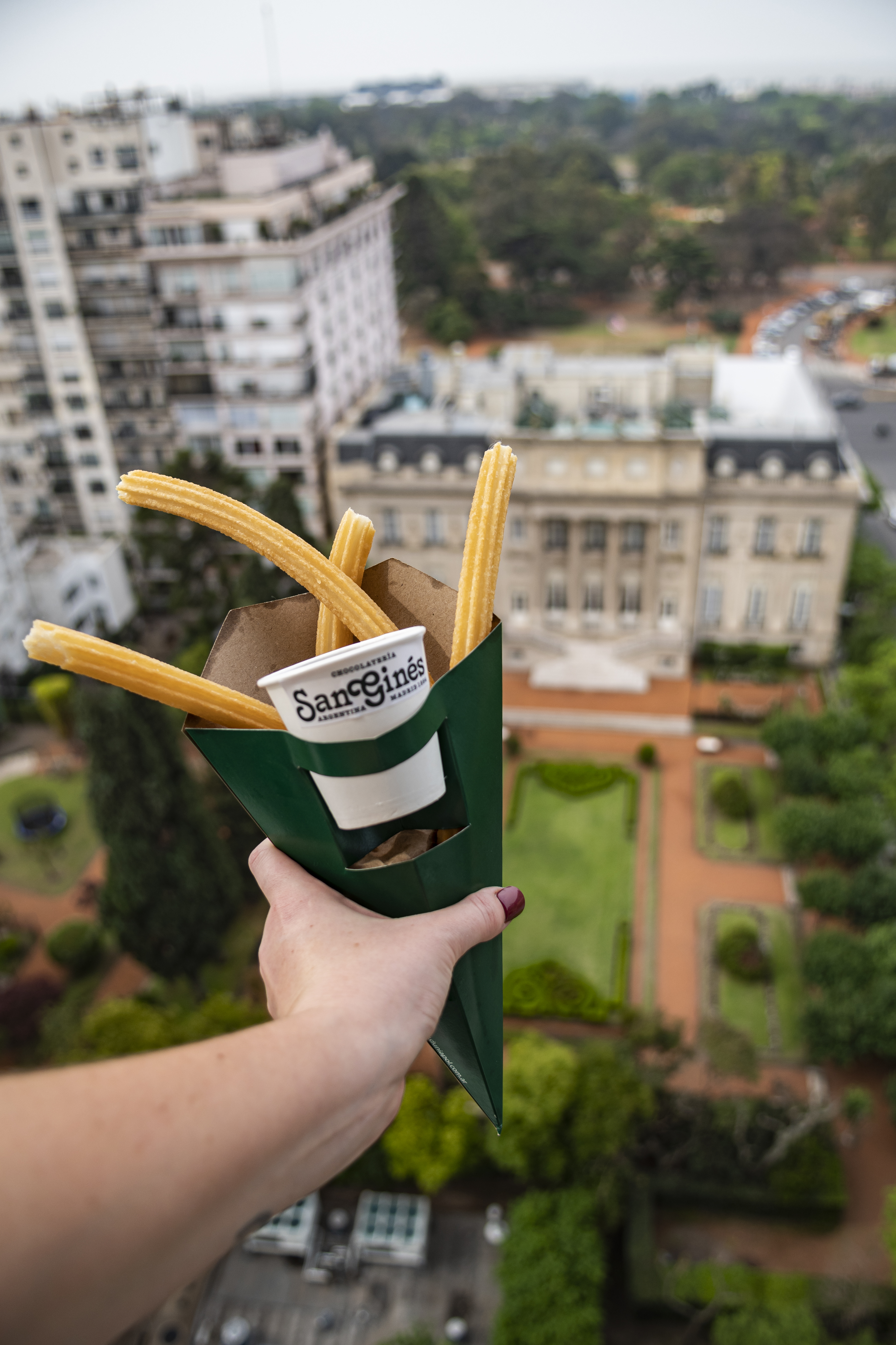 Cono de churros en una terraza por Recoleta